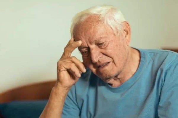 為什么會出現(xiàn)老年癡呆？老年癡呆一般的誘發(fā)條件！